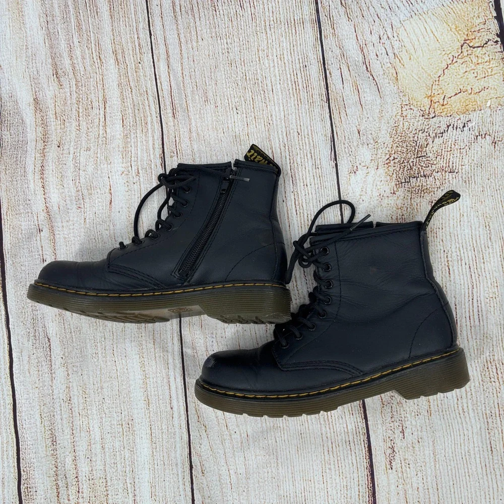 Dr. Martens Delaney Kids Black Leather‎ 8-Eye Side Zip Combat Boots Size 2 US